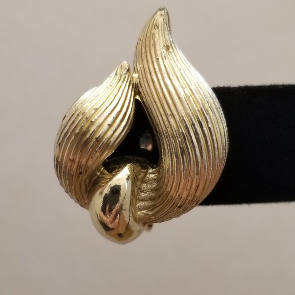 Vintage Star Gold Tone Screw Back Earrings – Textured Leaf Design - Picture 3 of 6